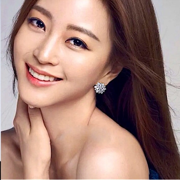 Sterling Silver 5CT Cubic Zircon Flower Snow Crystal Diamond Stud Earrings - Picture 4 of 11